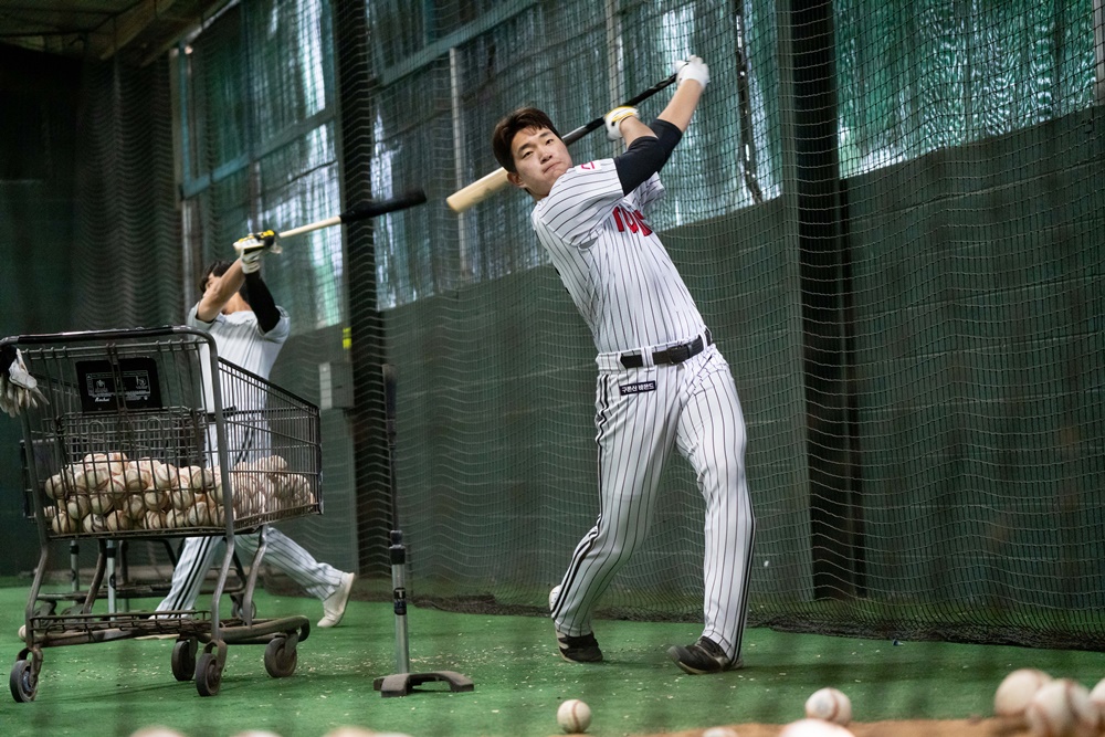 LG 내야수 문정빈은 지난해 퓨처스리그에서 빼어난 타격 재능을 선보였다. 올 시즌 라인업에 부족한 오른손 타자로서 제 몫을 해주리라 많은 기대감이 뒤따르고 있다. LG 트윈스