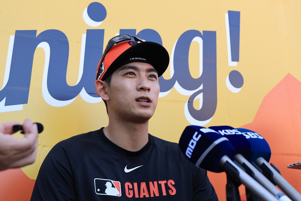 샌프란시스코 외야수 이정후는 23일(한국시간) 텍사스전에서 3번타자 중견수로 선발 출전할 것으로 예상된다. 어깨 수술 후 9개월 만에 그라운드에 나서는 만큼 많은 기대감이 뒤따르고 있다. 연합뉴스