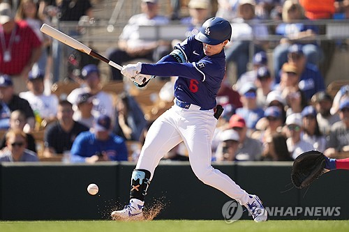 LA 다저스 내야수 김혜성이 지난 21일 미국 메이저리그 시범경기 개막전 시카고 컵스전에서 타격하고 있다. AP/연합뉴스