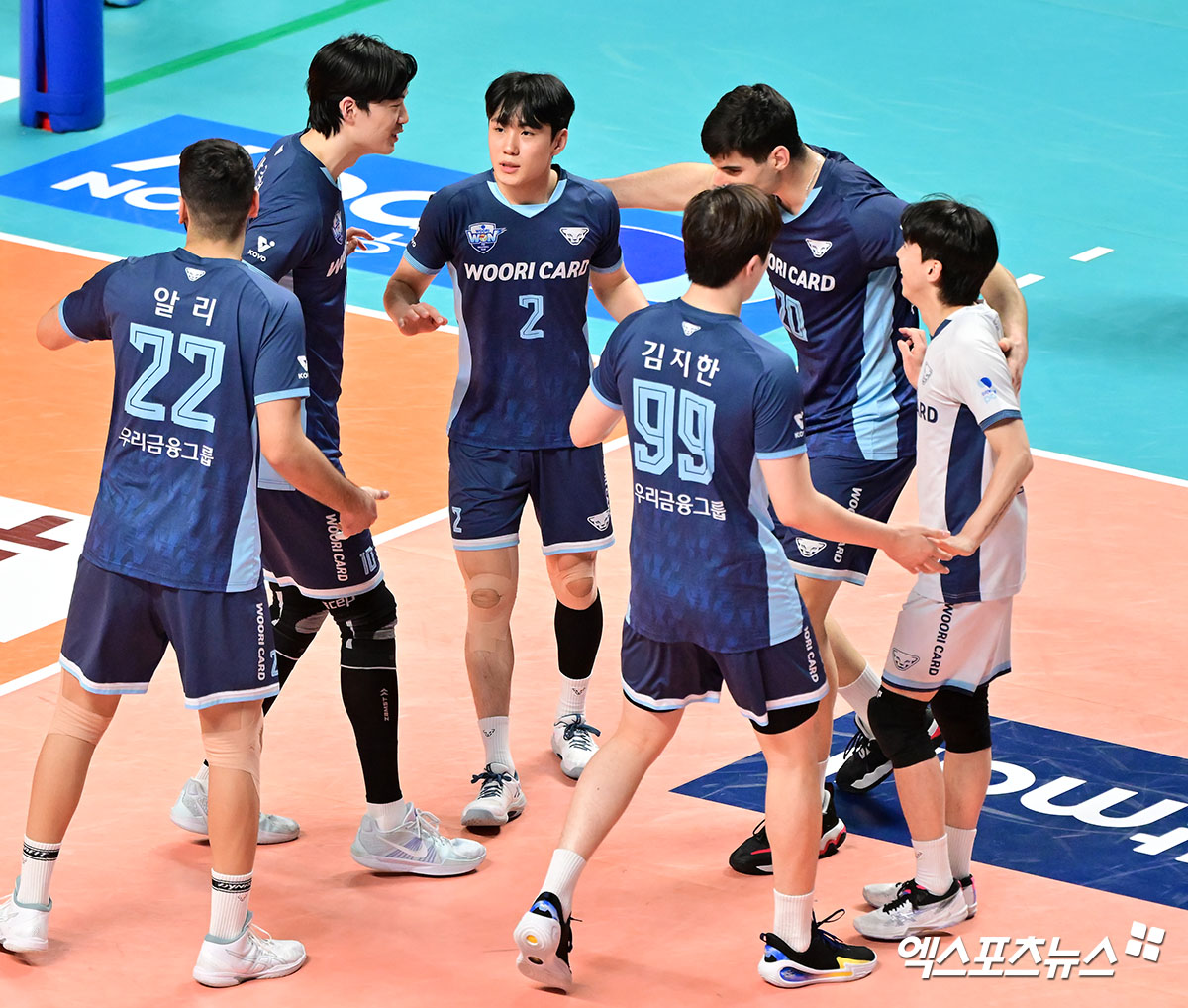 12일 오후 서울 장충체육관에서 열린 ‘도드람 2024-2025 V-리그’ 우리카드와 한국전력의 경기, 우리카드 선수들이 득점 후 기뻐하고 있다. 엑스포츠뉴스 DB