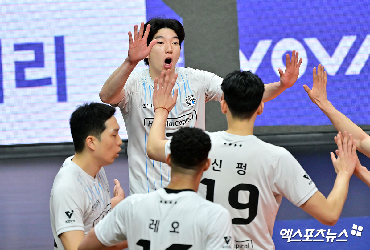 13일 오후 경기도 안산 상록수체육관에서 열린 ‘도드람 2024-2025 V-리그’ OK저축은행과 현대캐피탈의 경기, 현대캐피탈 허수봉이 득점 후 기뻐하고 있다. 엑스포츠뉴스 DB