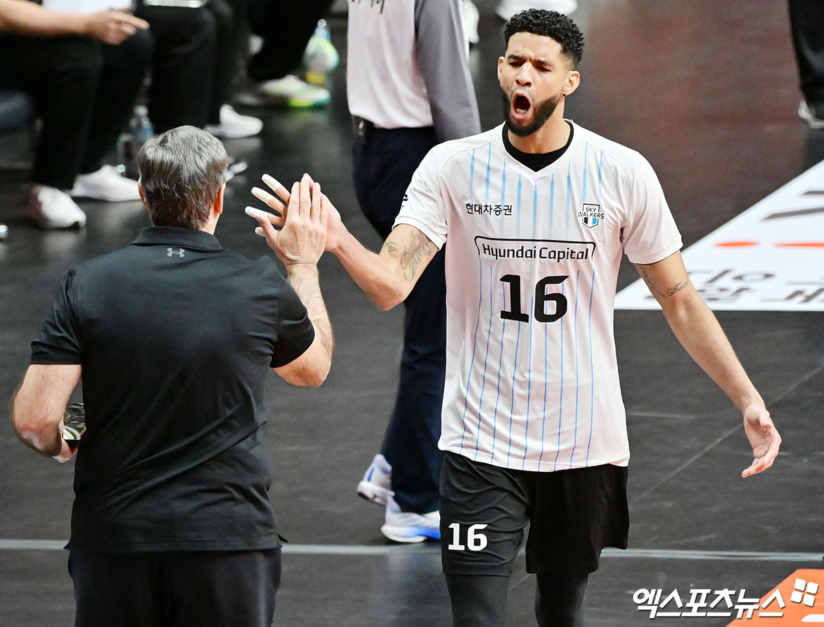 13일 오후 경기도 안산 상록수체육관에서 열린 ‘도드람 2024-2025 V-리그’ OK저축은행과 현대캐피탈의 경기, 현대캐피탈 레오가 득점 후 기뻐하고 있다. 엑스포츠뉴스 DB