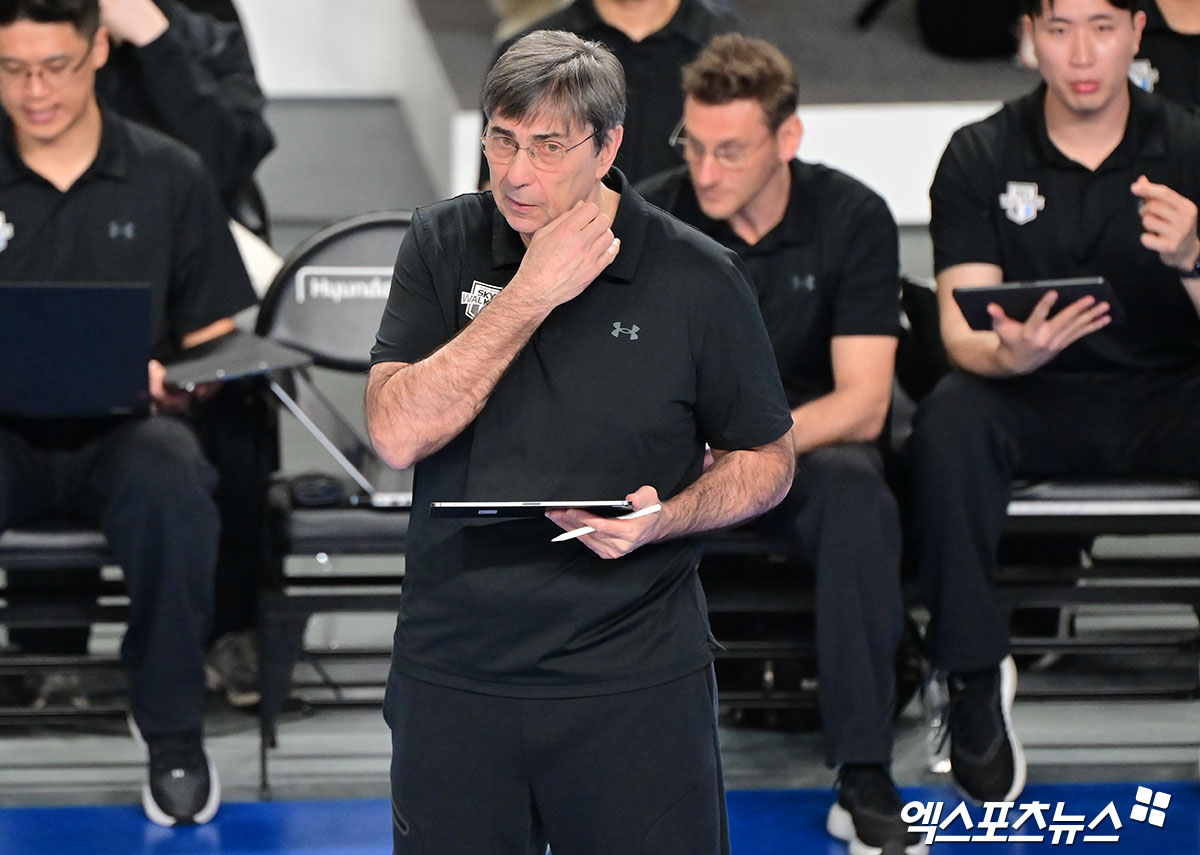 18일 오후 충남 천안유관순체육관에서 열린 ‘도드람 2024-2025 V-리그’ 현대캐피탈과 대한항공의 경기, 현대캐피랕 필립 블랑 감독이 생각에 잠겨 있다. 엑스포츠뉴스 DB