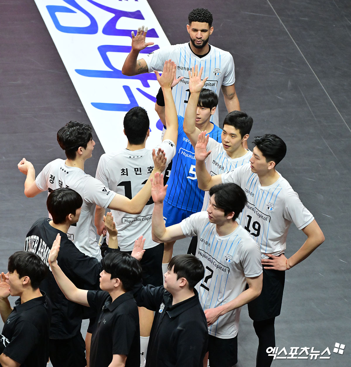 13일 오후 경기도 안산 상록수체육관에서 열린 ‘도드람 2024-2025 V-리그’ OK저축은행과 현대캐피탈의 경기, 현대캐피탈이 OK저축은행에 세트스코어 3:0(25-20, 25-23, 25-21)으로 승리했다.  이날 경기에서 승리한 현대캐피탈 선수들이 기뻐하고 있다. 엑스포츠뉴스 DB