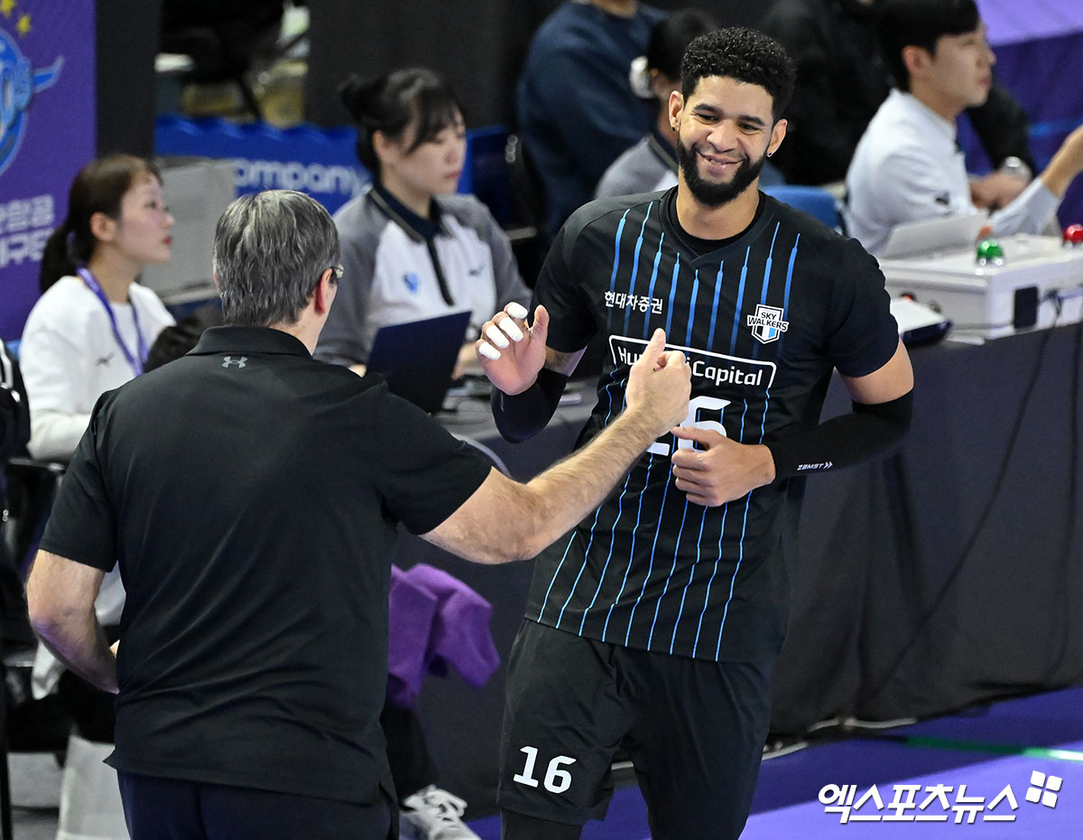 3일 오후 인천 계양체육관에서 열린 ‘도드람 2024-2025 V-리그’ 대한항공과 현대캐피탈의 경기, 현대캐피탈 레오가 득점 후 블랑 감독과 하이파이브를 하고 있다. 엑스포츠뉴스 DB