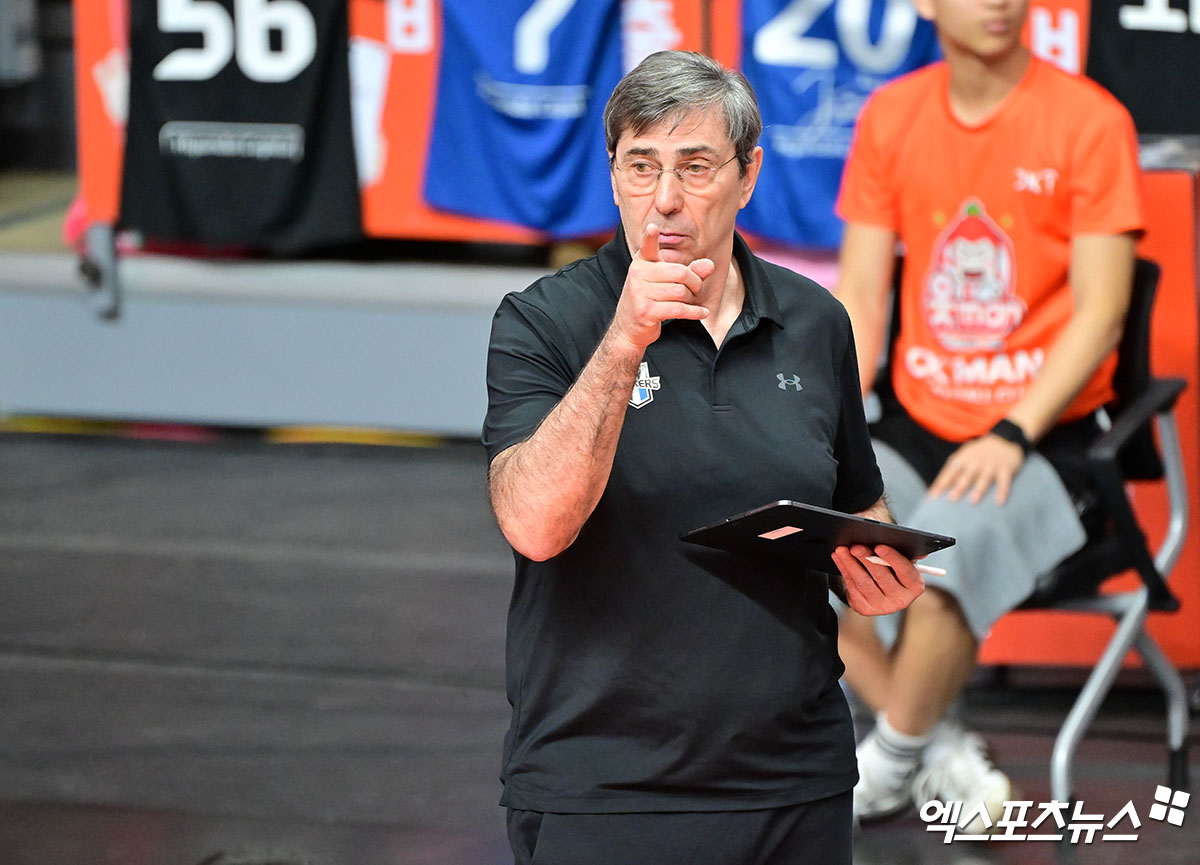 13일 오후 경기도 안산 상록수체육관에서 열린 ‘도드람 2024-2025 V-리그’ OK저축은행과 현대캐피탈의 경기, 현대캐피탈 필립 블랑 감독이 선수들을 격려하고 있다. 엑스포츠뉴스 DB