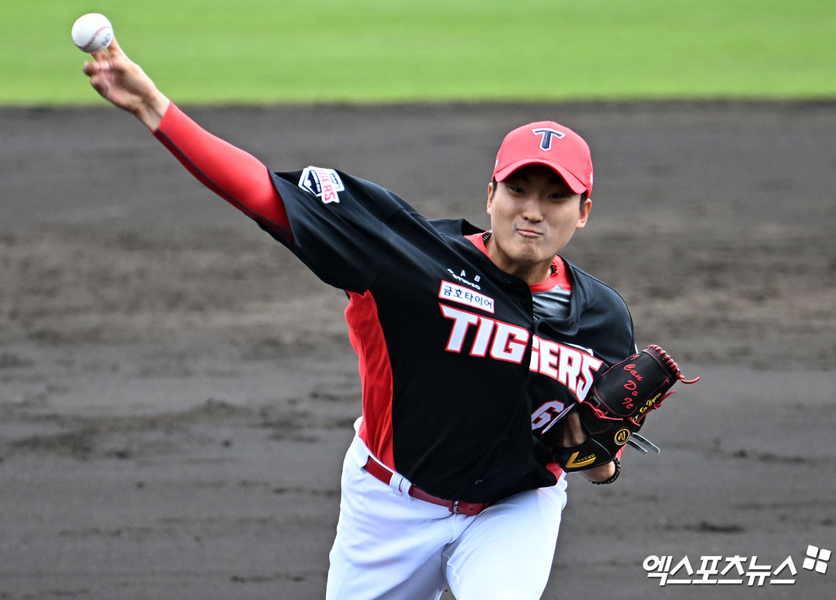 KIA 타이거즈 우완 김도현이 22일 일본 오키나와의 코자 신킨 스타디움에서 열린 일본프로야구(NPB) 히로시마 도요 카프와의 연습경기에 등판, 2이닝 1탈삼진 무실점을 기록했다. 사진 김한준 기자