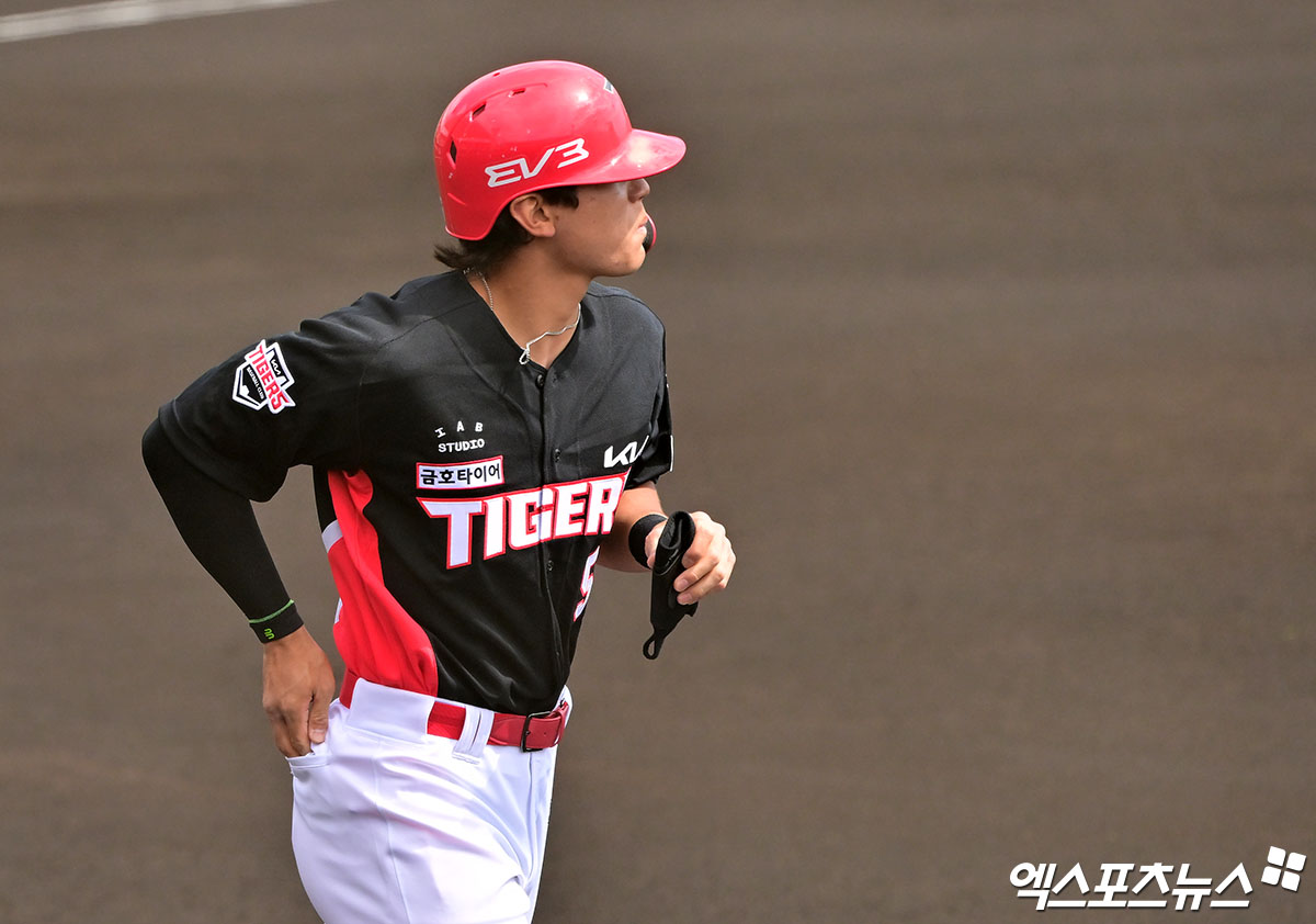 KIA 타이거즈 내야수 김도영이 22일 일본 오키나와의 코자 신킨 스타디움에서 열린 일본프로야구(NPB) 히로시마 도요 카프와의 연습경기에 3번타자 겸 3루수로 선발출전, 2타수 1안타 1득점 1볼넷을 기록했다. 사진 김한준 기자
