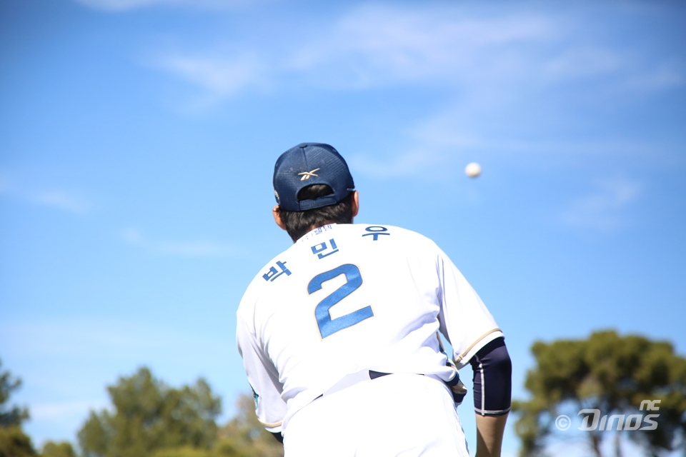 NC 내야수 박민우는 주장의 책임감으로 2025시즌을 준비한다. 팀원 모두가 시즌을 잘 준비해 그 누구보다 늦게까지 야구하리라 의지를 불태웠다. NC 다이노스