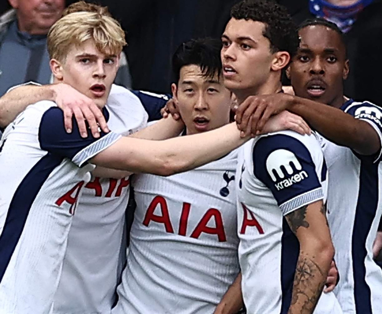 호주 출신 안지 포스테코글루 감독이 이끄는 토트넘은 23일(한국시간) 0시부터 영국 입스위치의 포트먼 로드에서 시작된 2024-2025 잉글리시 프리미어리그 26라운드 원정 경기에서 두 골을 먼저 넣은 뒤 한 골을 내줘 후반전 15분까지 2-1로 앞서고 있다. 토트넘의 두 골이 모두 손흥민 어시스트에 이은 브레넌 존슨의 골로 완성됐다. 연합뉴스