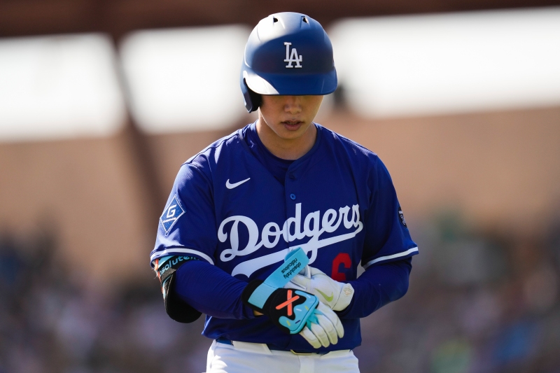 LA 다저스의 김혜성은 23일(한국시간) 미국 애리조나주 글렌데일 캐멀백랜치에서 열린 2025 미국프로야구 메이저리그 캔자스시티 로열스와의 시범경기 홈경기에서 7번타자 및 유격수로 선발 출전했으나 3타수 무안타로 침묵했다. AP연합뉴스