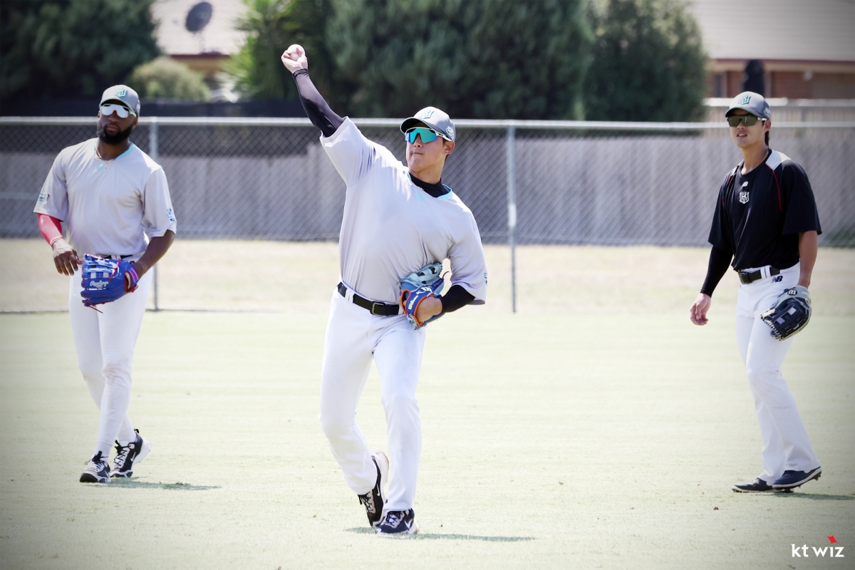 이강철 감독이 이끄는 KT는 지난달 26일부터 29일간 진행된 호주 질롱의 질롱 베이스볼 센터에서 1차 스프링캠프를 소화했다. 1차 캠프에서는 개인별 맞춤형 훈련을 소화하며 팀워크 강화에 힘썼다. kt wiz