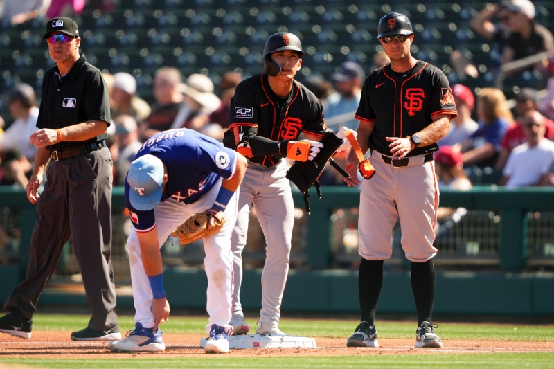 샌프란시스코 자이언츠의 이정후가 23일(한국시간) 미국 애리조나주 서프라이즈 스타디움에서 열린 미국프로야구 메이저리그(MLB) 시범경기 텍사스 레인저스와의 원정경기에서 3번타자 및 중견수로 선발 출전해 3타수 1안타를 기록했다. AP연합뉴스