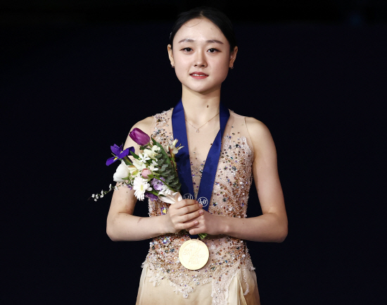 김채연이 23일 서울 목동 아이스링크에서 열린 2025 국제빙상경기연맹(ISU) 피겨스케이팅 사대륙선수권대회 여자 싱글에서 우승한 뒤 기념촬영하고 있다. 연합뉴스