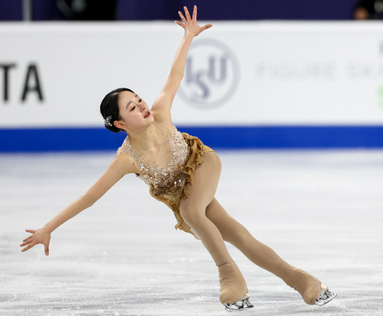 김채연이 23일 서울 목동 아이스링크에서 열린 2025 국제빙상경기연맹(ISU) 피겨스케이팅 사대륙선수권대회 여자 싱글 프리스케이팅에서 연기를 펼치고 있다. 연합뉴스