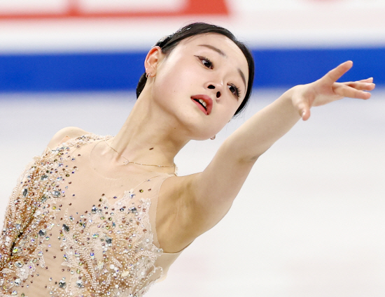 김채연이 23일 서울 목동 아이스링크에서 열린 2025 국제빙상경기연맹(ISU) 피겨스케이팅 사대륙선수권대회 여자 싱글 프리스케이팅에서 연기를 펼치고 있다. 연합뉴스