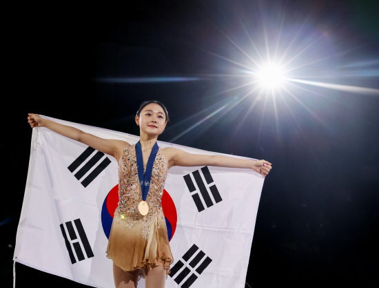 김채연이 23일 서울 목동 아이스링크에서 열린 2025 국제빙상경기연맹(ISU) 피겨스케이팅 사대륙선수권대회 여자 싱글에서 우승한 뒤 기념촬영하고 있다. 연합뉴스