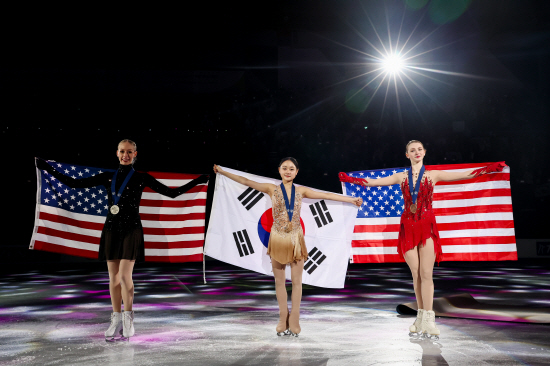 김채연이 23일 서울 목동 아이스링크에서 열린 2025 국제빙상경기연맹(ISU) 피겨스케이팅 사대륙선수권대회 여자 싱글에서 우승한 뒤 기념촬영하고 있다. 연합뉴스