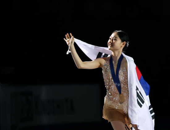 김채연이 23일 서울 목동 아이스링크에서 열린 2025 국제빙상경기연맹(ISU) 피겨스케이팅 사대륙선수권대회 여자 싱글에서 우승한 뒤 기념촬영하고 있다. 연합뉴스