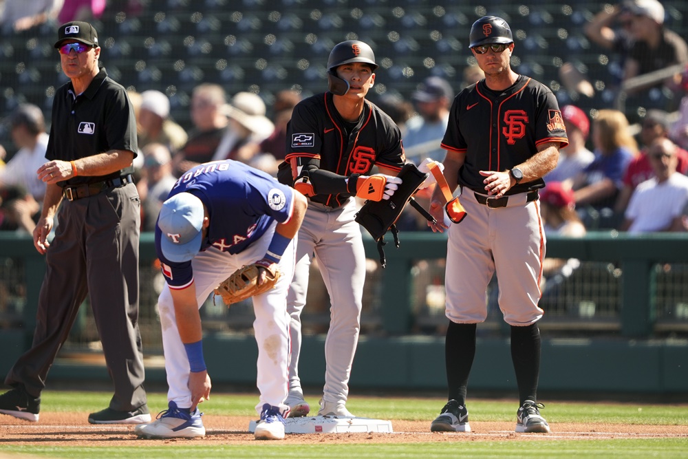 샌프란시스코 외야수 이정후(가운데)는 23일(한국시간) 텍사스와 시범경기 첫 경기에서 3번타자 중견수로 선발 출전했다. 첫 타석, 초구부터 우전 안타를 쳐냈다. 수비에서도 인상적인 경기력을 보여 눈길을 끌었다. 연합뉴스 AP
