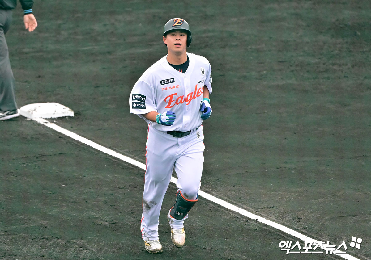 한화 이글스 4번타자 노시환이 23일 일본 오키나와의 이토만 시티 체육공원 야구장에서 열린 일본프로야구(NPB) 지바 롯데 마린스와의 연습경기에서 7회초 솔로 홈런을 기록, 일본 캠프 연습경기 2경기 연속 홈런포를 가동했다. 사진 김한준 기자