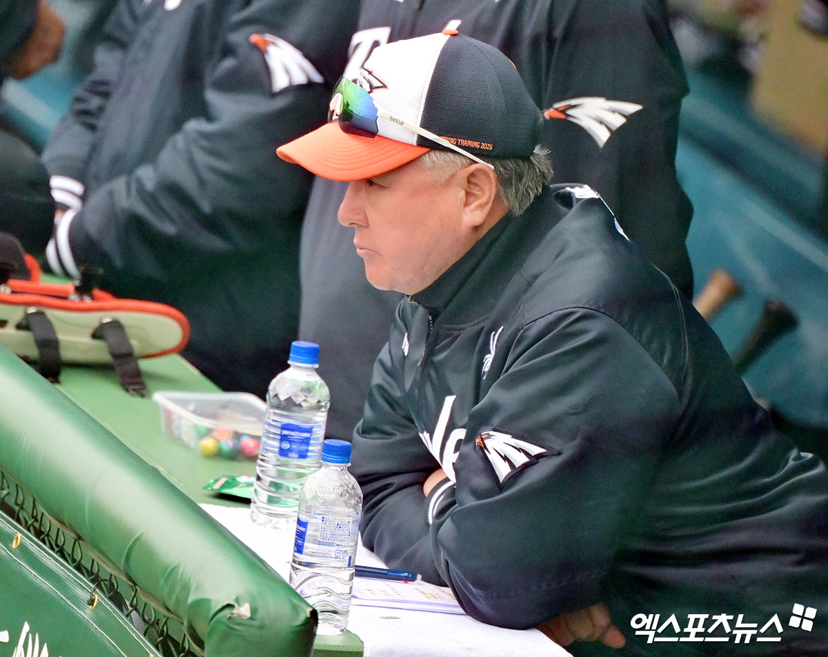 김경문 감독이 이끄는 한화 이글스가 23일 일본 오키나와의 이토만 시티 체육공원 야구장에서 열린 일본프로야구(NPB) 지바 롯데 마린스와의 연습경기에서 2-4로 졌다. 사진 김한준 기자