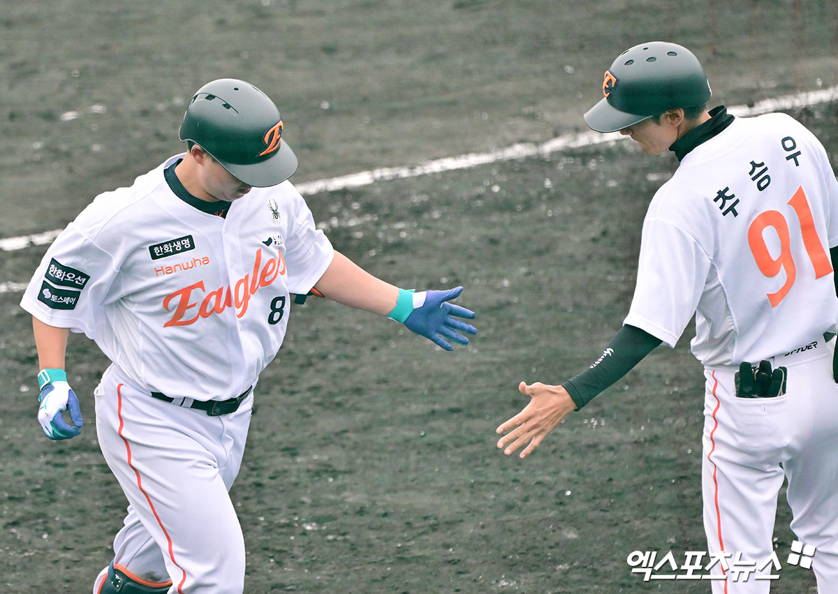 한화 이글스 4번타자 노시환(왼쪽)이 23일 일본 오키나와의 이토만 시티 체육공원 야구장에서 열린 일본프로야구(NPB) 지바 롯데 마린스와의 연습경기에서 7회초 솔로 홈런을 기록, 일본 캠프 연습경기 2경기 연속 홈런포를 가동했다. 사진 김한준 기자