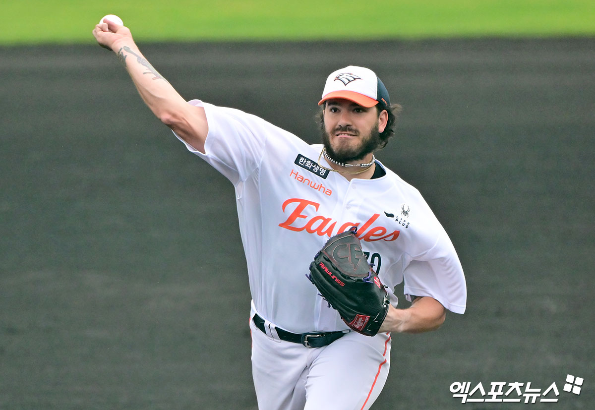 한화 이글스 외국인 투수 코디 폰세가 23일 일본 오키나와의 이토만 시티 체육공원 야구장에서 열린 일본프로야구(NPB) 지바 롯데 마린스와의 연습경기에 선발등판, 3이닝 무실점으로 호투했다. 사진 김한준 기자