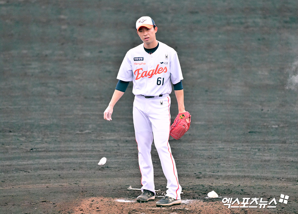 한화 이글스 우완 배동현이 23일 일본 오키나와의 이토만 시티 체육공원 야구장에서 열린 일본프로야구(NPB) 지바 롯데 마린스와의 연습경기에서 4회말 2점 홈런 2개 허용 등으로 난조를 보였다. 사진 김한준 기자