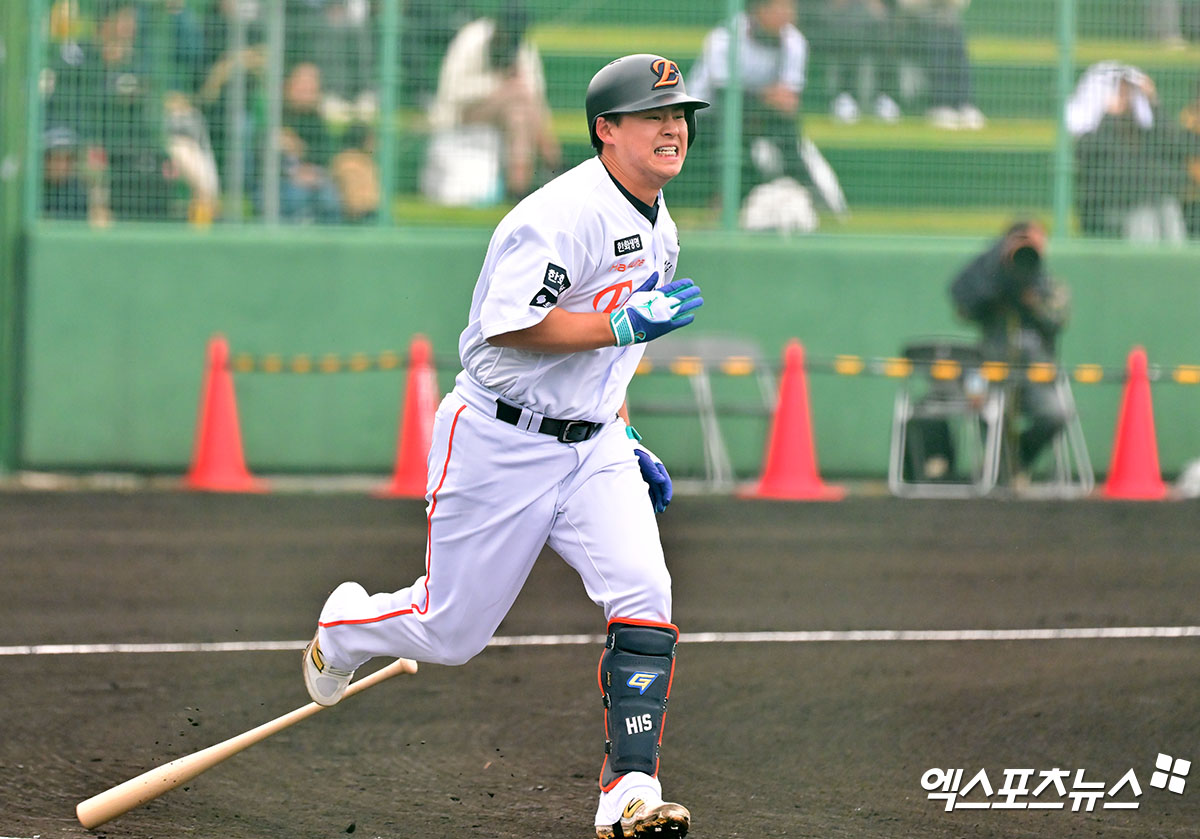 한화 이글스 4번타자 노시환이 23일 일본 오키나와의 이토만 시티 체육공원 야구장에서 열린 일본프로야구(NPB) 지바 롯데 마린스와의 연습경기에서 7회초 솔로 홈런을 기록, 일본 캠프 연습경기 2경기 연속 홈런포를 가동했다. 사진 김한준 기자