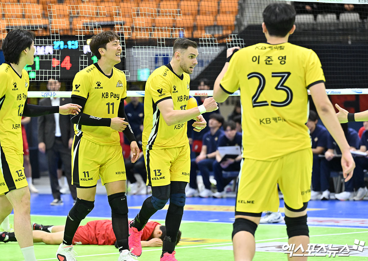 9일 오후 경기도 수원실내체육관에서 열린 ‘도드람 2024-2025 V-리그’ 한국전력과 KB손해보험의 경기, KB손해보험이 한국전력에 세트스코어 3:1(26-24, 28-30, 25-20, 25-17)로 승리하며 5연승을 기록했다.   4세트 KB손해보험 비예나가 득점 후 기뻐하고 있다. 엑스포츠뉴스 DB