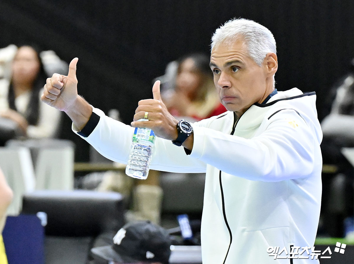 9일 오후 경기도 수원실내체육관에서 열린 ‘도드람 2024-2025 V-리그’ 한국전력과 KB손해보험의 경기, KB손해보험이 한국전력에 세트스코어 3:1(26-24, 28-30, 25-20, 25-17)로 승리하며 5연승을 기록했다.   4세트 KB손해보험 레오나르도 감독이 선수들을 격려하고 있다. 엑스포츠뉴스 DB