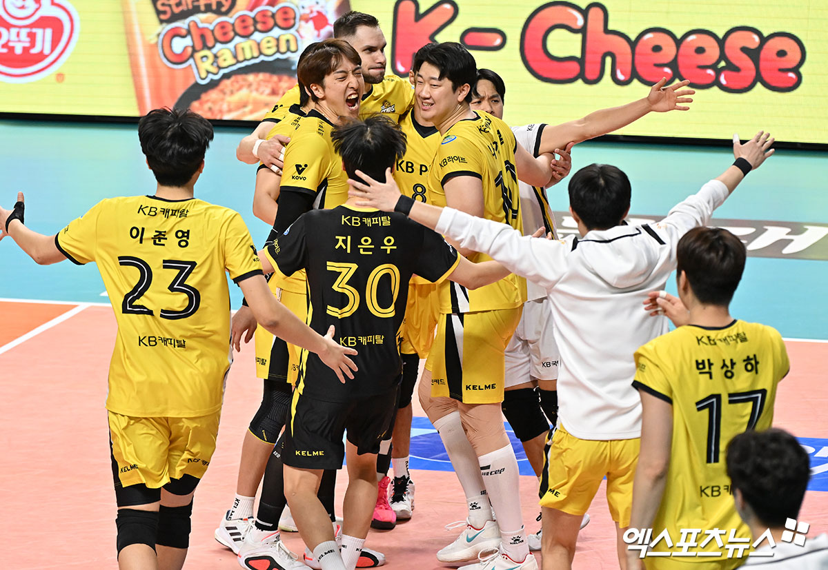 26일 오후 서울 장충체육관에서 열린 ‘도드람 2024-2025 V-리그’ 우리카드와 KB손해보험의 경기, KB손해보험이 우리카드에 세트스코어 3:0(25-23,25-23,25-21)로 승리했다.  이날 경기에서 승리한 KB손해보험 선수들이 기뻐하고 있다. 엑스포츠뉴스 DB