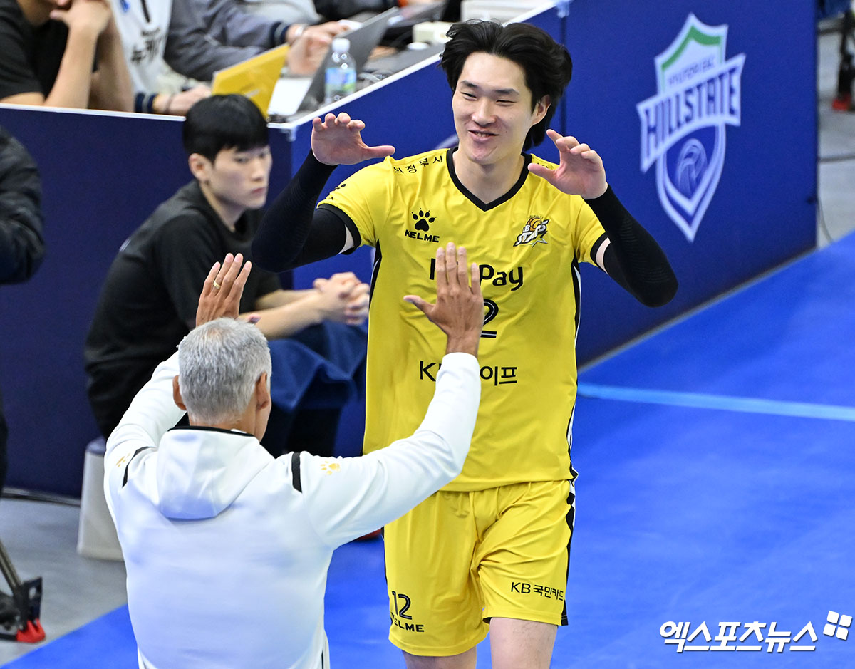9일 오후 경기도 수원실내체육관에서 열린 ‘도드람 2024-2025 V-리그’ 한국전력과 KB손해보험의 경기, KB손해보험 황경민이 레오나르도 감독과 하이파이브를 하고 있다. 엑스포츠뉴스 DB