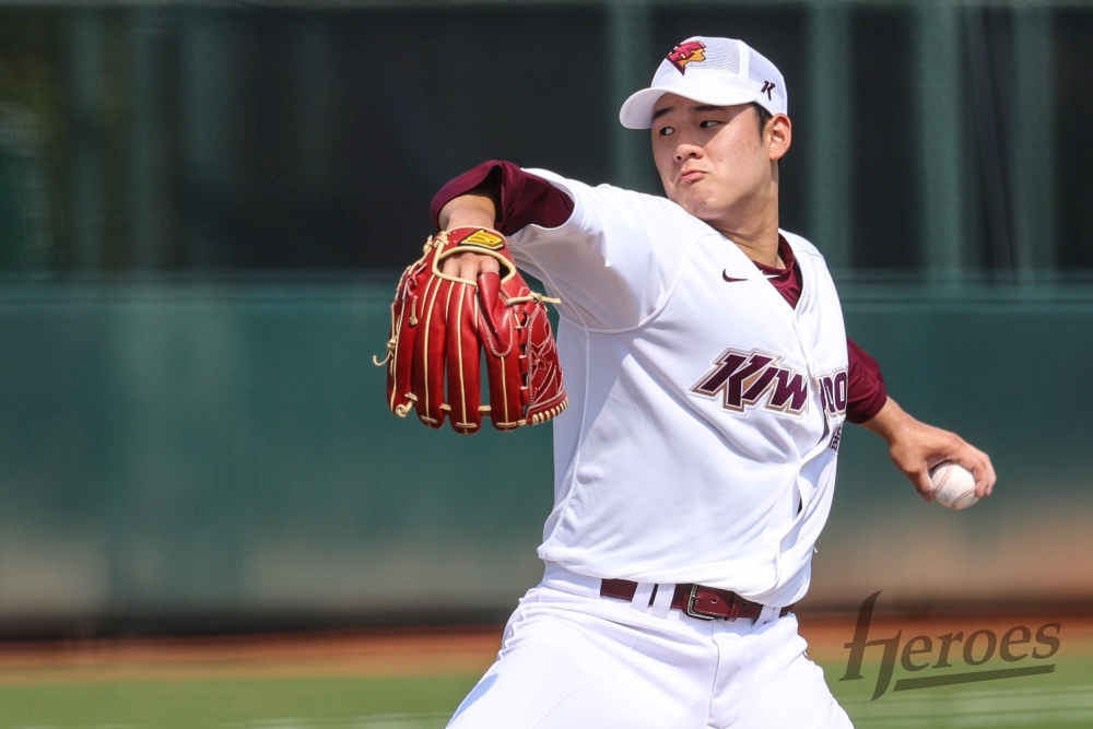 키움 히어로즈가 23일 대만 가오슝 핑동 야구장에서 열린 대만프로야구 중신 브라더스와의 연습경기에서 1-11로 패했다. 특급 신인으로 평가받는 정현우가 선발투수로 나와 2이닝 1피안타 1사사구 4탈삼진 무실점으로 호투를 펼쳤다. 키움 히어로즈