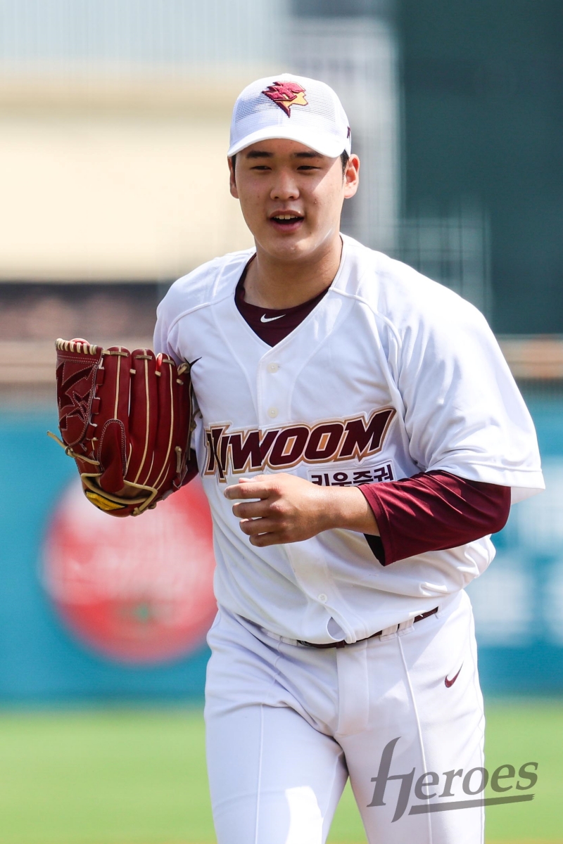 키움 히어로즈가 23일 대만 가오슝 핑동 야구장에서 열린 대만프로야구 중신 브라더스와의 연습경기에서 1-11로 패했다. 특급 신인으로 평가받는 정현우가 선발투수로 나와 2이닝 1피안타 1사사구 4탈삼진 무실점으로 호투를 펼쳤다. 키움 히어로즈