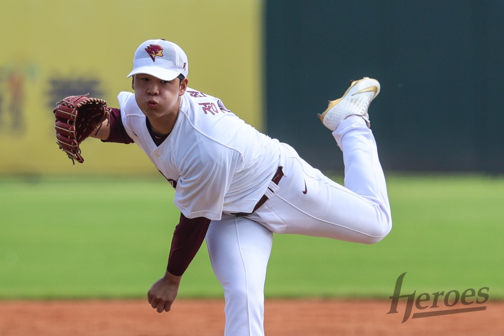 키움 히어로즈가 23일 대만 가오슝 핑동 야구장에서 열린 대만프로야구 중신 브라더스와의 연습경기에서 1-11로 패했다. 특급 신인으로 평가받는 정현우가 선발투수로 나와 2이닝 1피안타 1사사구 4탈삼진 무실점으로 호투를 펼쳤다. 키움 히어로즈