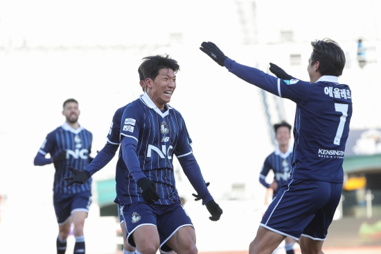 이랜드가 23일 서울 목동운동장에서 열린 충남아산과의 '하나은행 K리그2 2025' 1라운드 홈 경기에서 2-1로 승리해 개막전 첫 승을 신고했다. 이랜드