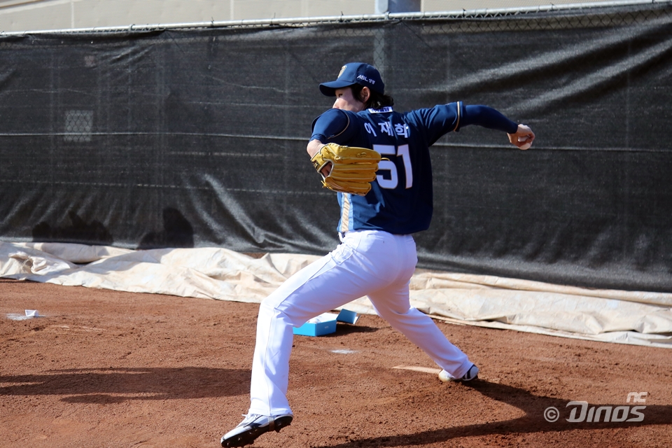 NC 투수 이재학은 오른쪽 팔꿈치 부상으로 2차 스프링캠프 명단에서 탈락했다. 불행 중 다행은 부상 정도가 크지 않다는 점이다. 주사치료 후 창원에서 몸 상태를 끌어올릴 전망이다. NC 다이노스