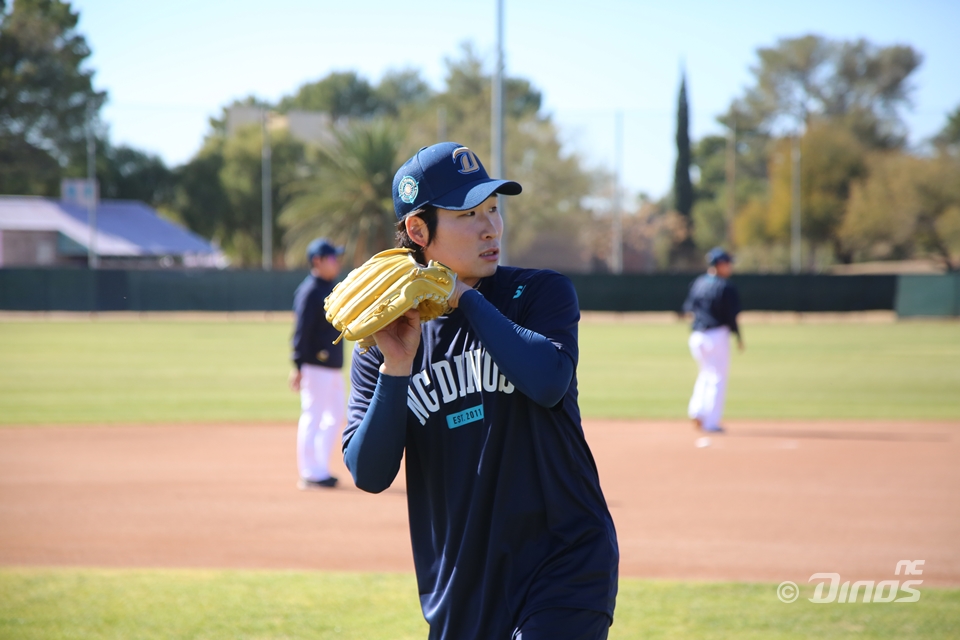 NC 투수 이재학은 오른쪽 팔꿈치 부상으로 2차 스프링캠프 명단에서 탈락했다. 불행 중 다행은 부상 정도가 크지 않다는 점이다. 주사치료 후 창원에서 몸 상태를 끌어올릴 전망이다. NC 다이노스