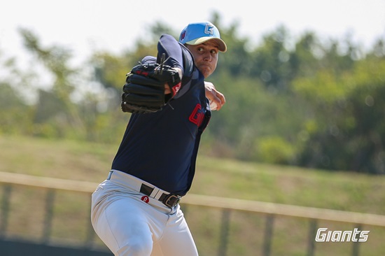 롯데 자이언츠 외국인 투수 터커 데이비슨이 23일 세이부전에 선발 등판해 2이닝 무피안타 3탈삼진 3볼넷 1실점을 기록했다. 롯데 자이언츠