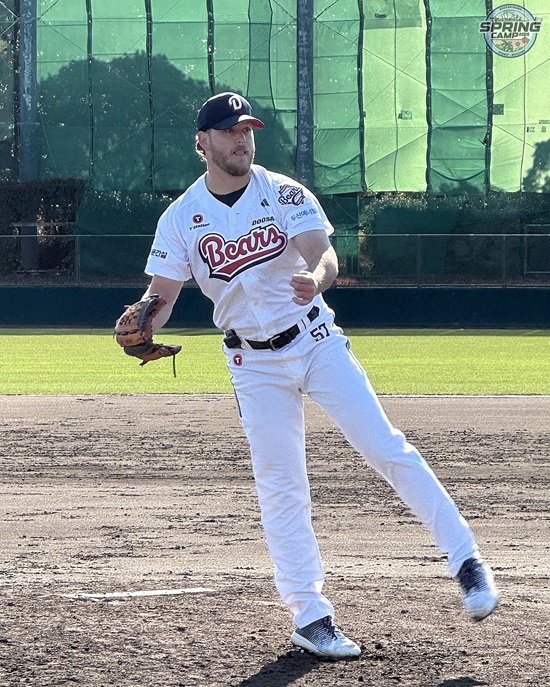 두산 베어스 외국인 투수 콜 어빈이 24일 요미우리 2군전에서 첫 실전 투구에 나선다. 두산 베어스