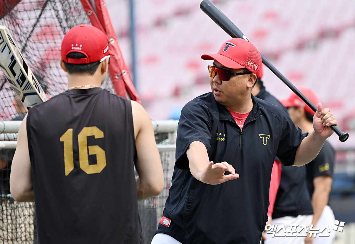 이범호(오른쪽) KIA 타이거즈 감독이 지난해 정규시즌 경기에 앞서 외야수 최원준의 타격을 지도했던 모습. 사진 엑스포츠뉴스 DB