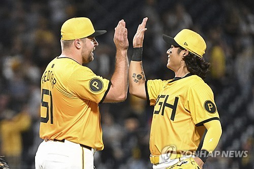 피츠버그 외야수 배지환(오른쪽)은 24일(한국시간) 미네소타와 연습경기에서 8번타자 중견수로 선발 출전했다. 침체한 흐름을 바꾸는 장타를 터트려 5-1 팀 승리에 힘을 보탰다. 연합뉴스 AFP