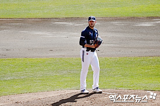 두산 베어스 외국인 투수 콜 어빈이 24일 요미우리 2군전에 선발 등판해 투구하고 있다. 미야자키, 김근한 기자