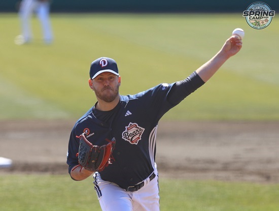 두산 베어스 외국인 투수 콜 어빈이 24일 요미우리 2군전에서 첫 실전 등판을 소화해 2이닝 1피안타 2사사구 무실점을 기록했다. 두산 베어스