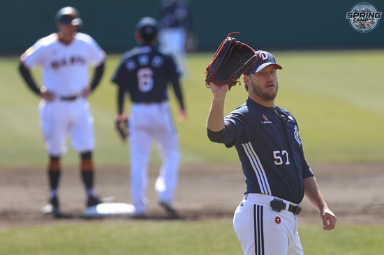 두산 베어스 외국인 투수 콜 어빈이 24일 요미우리 2군전에서 첫 실전 등판을 소화해 2이닝 1피안타 2사사구 무실점을 기록했다. 두산 베어스