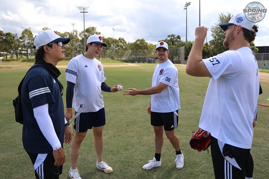 두산 베어스 투수 최승용이 일본 미야자키 스프링캠프 실전 등판에서 팀 동료 콜 어빈과 잭 로그에게 조언을 구해 장착한 스위퍼를 선보였다. 두산 베어스