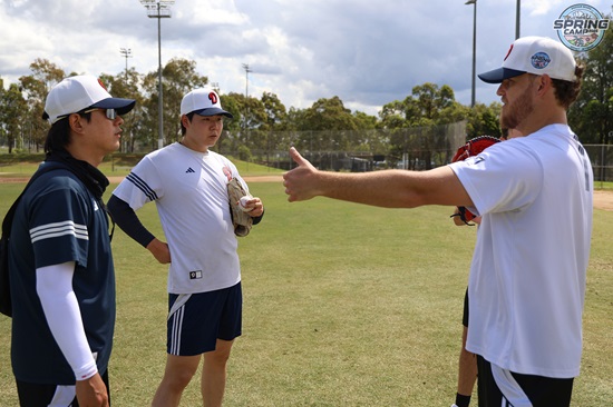 두산 베어스 투수 최승용이 일본 미야자키 스프링캠프 실전 등판에서 팀 동료 콜 어빈과 잭 로그에게 조언을 구해 장착한 스위퍼를 선보였다. 두산 베어스