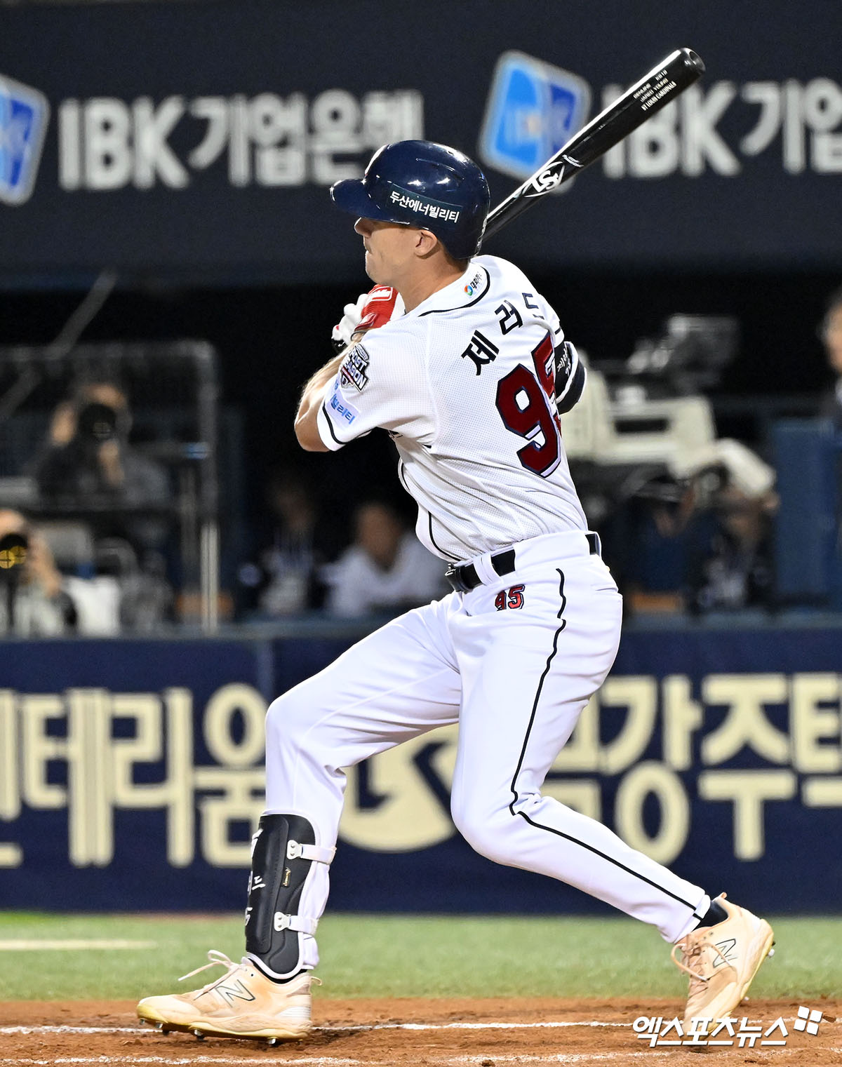 2일 오후 서울 송파구 잠실야구장에서 열린 '2024 신한 SOL Bank KBO 포스트시즌' KT 위즈와 두산 베어스의 와일드카드 결정전 1차전 경기, 6회말 1사 1루 두산 제러드가 우전안타를 날리고 있다. 엑스포츠뉴스 DB